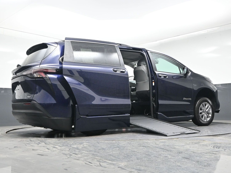 New 2026 Toyota Sienna Hybrid XLE Add - BraunAbility Side Entry Entry In Floor Automatic Ramp
