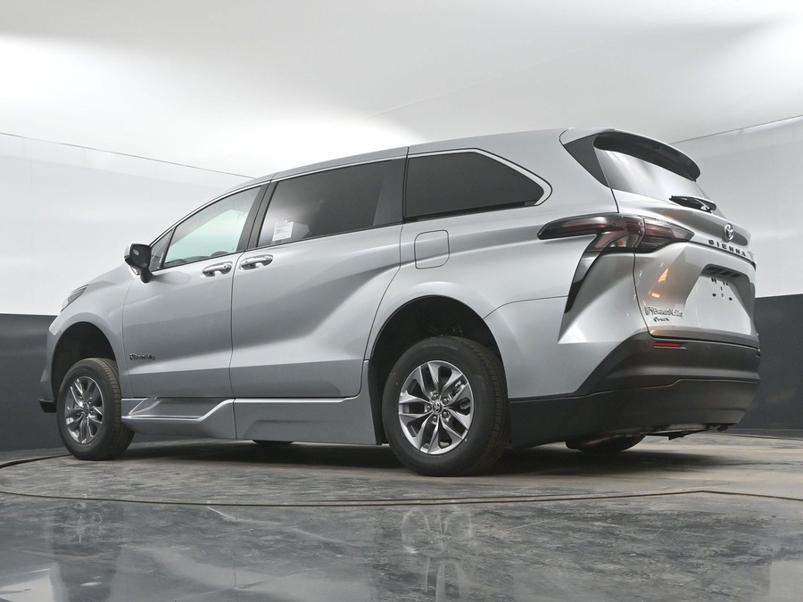 New 2025 Toyota Sienna Hybrid XLE Base - BraunAbility Side Entry Entry Fold Out Automatic Ramp