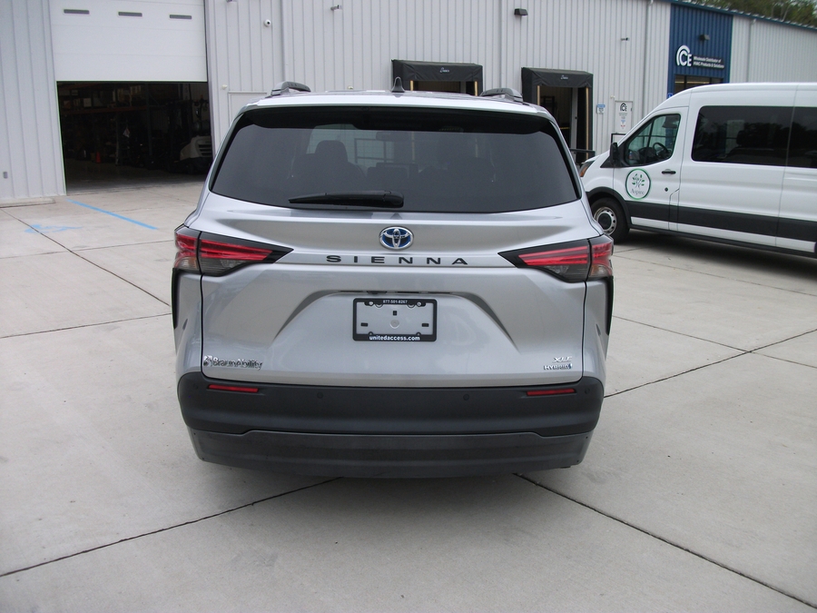 Used 2022 Toyota Sienna Hybrid XLE - BraunAbility Side Entry Fold Out Automatic Ramp