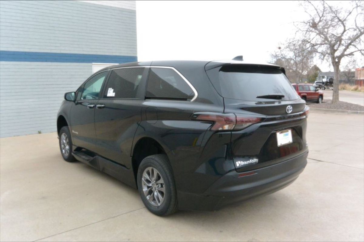Black Toyota Sienna image number 13