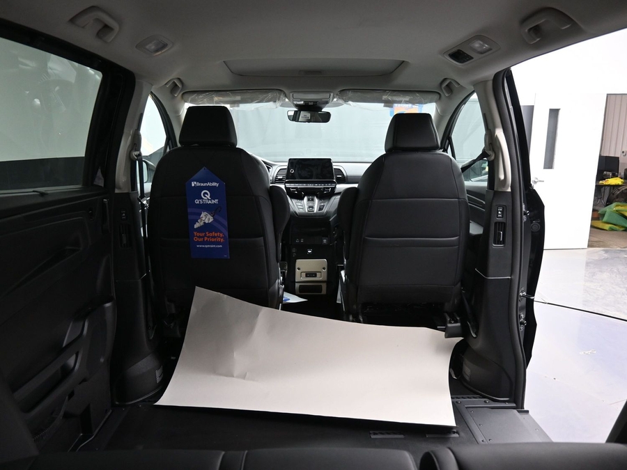 Black Honda Odyssey image number 14