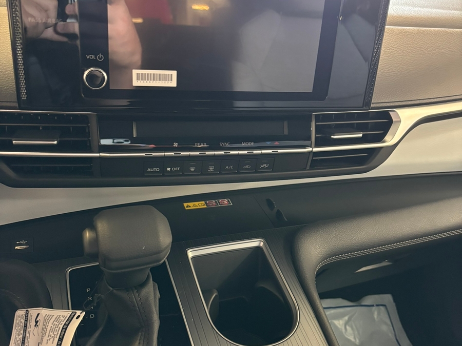 White Toyota Sienna image number 14