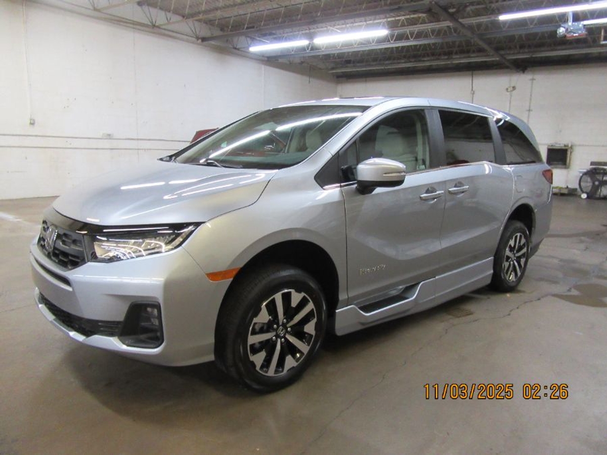 Silver Honda Odyssey image number 10