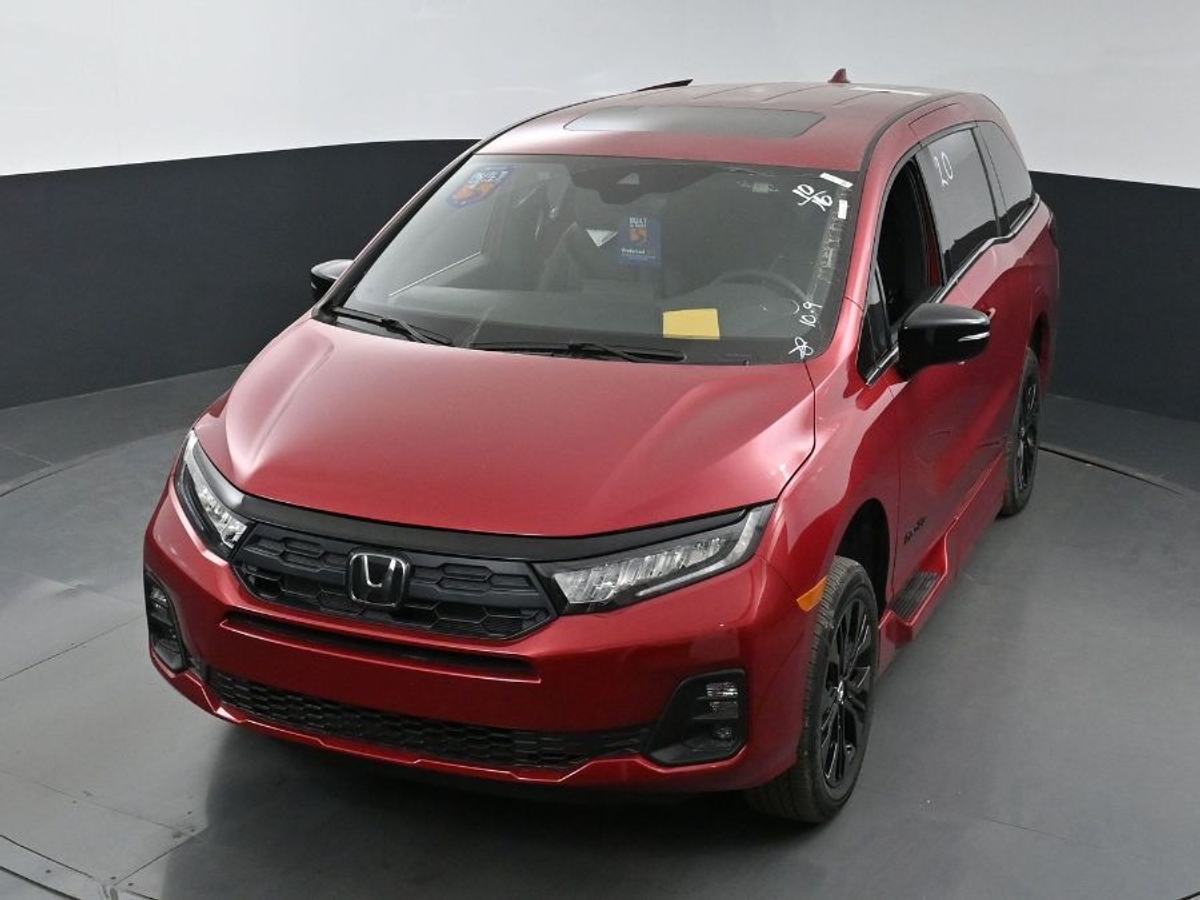 Red Honda Odyssey image number 22