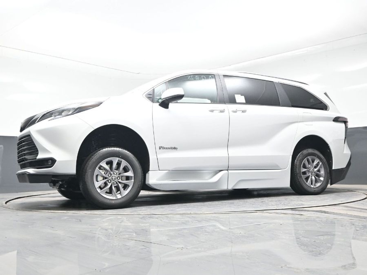 2025 TOYOTA SIENNA - Image 25