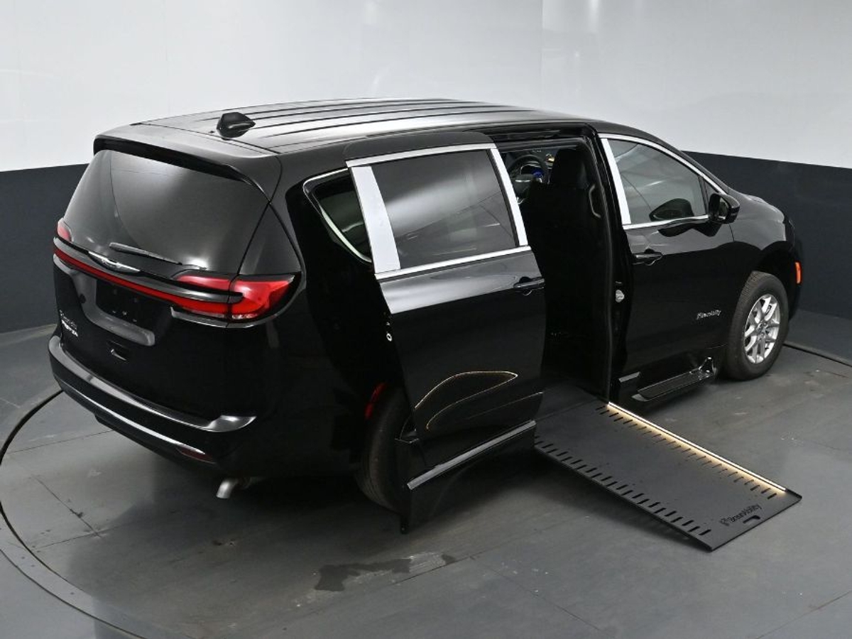 Black Chrysler Pacifica image number 25