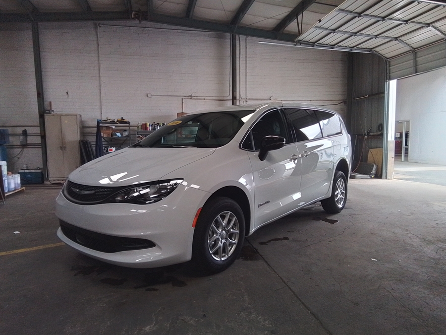 White Chrysler Voyager image number 2