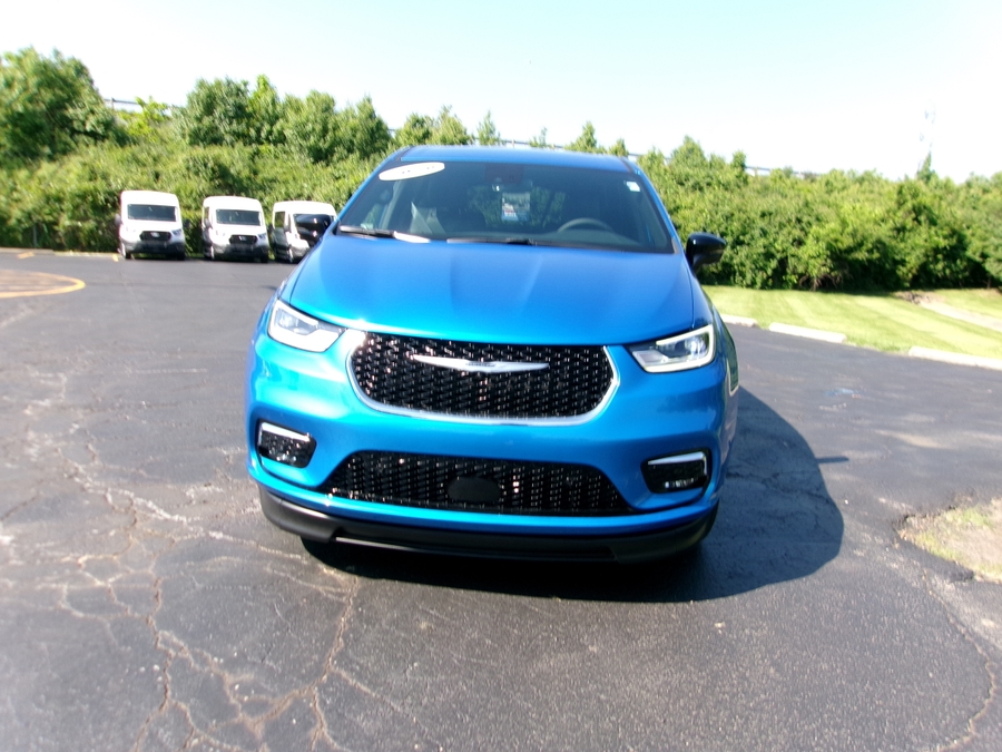 Blue Chrysler Pacifica image number 1
