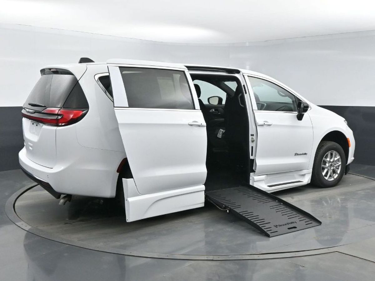 2024 Chrysler Pacifica Touring - Photo 25