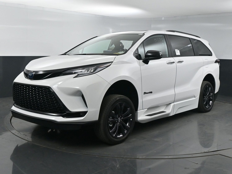 New 2025 Toyota Sienna Hybrid XSE Sport - BraunAbility Side Entry Entry Fold Out Automatic Ramp
