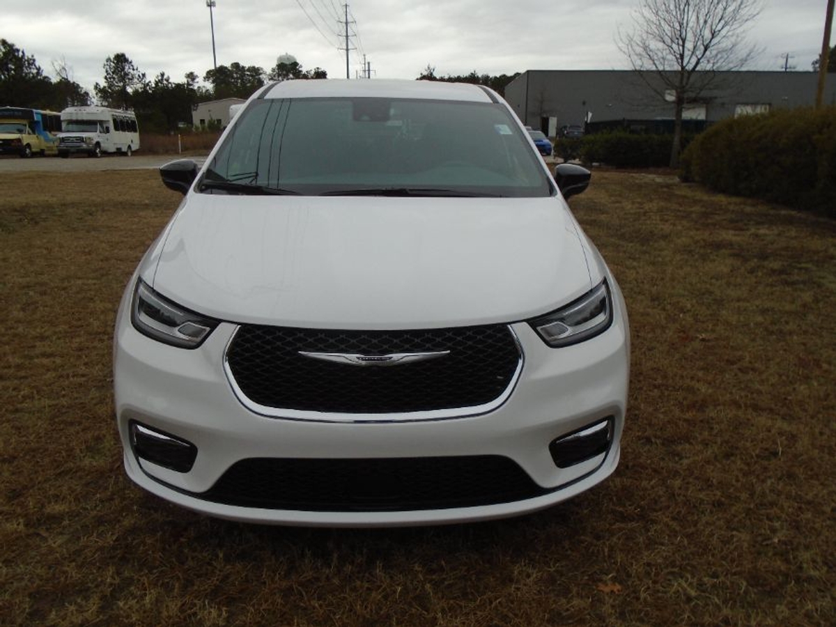 White Chrysler Pacifica image number 15
