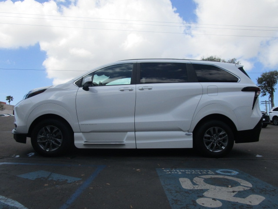 New 2025 Toyota Sienna Hybrid LE AWD w MID ROW - Vantage Mobility Commercial Side Entry Entry In Floor Manual Ramp