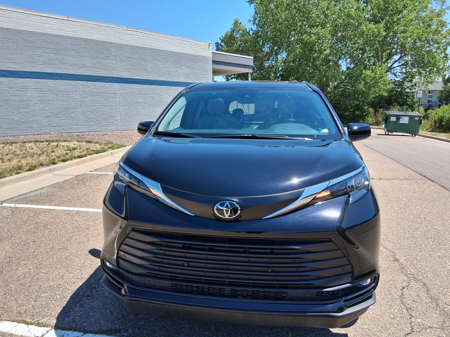 Black Toyota Sienna image number 3