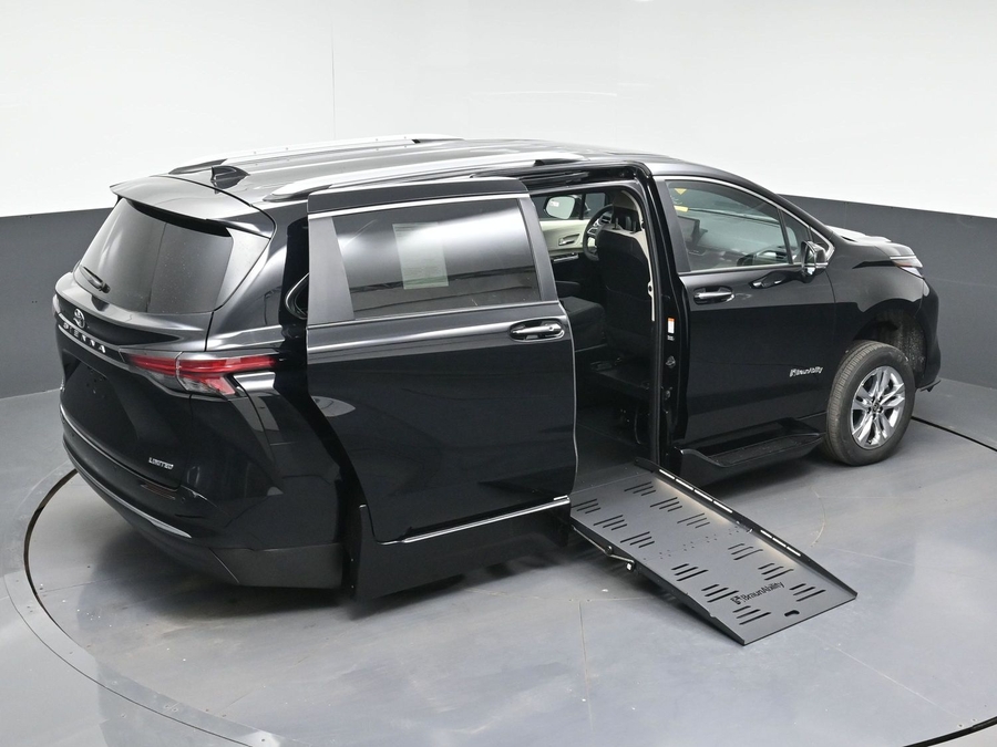 New 2026 Toyota Sienna Hybrid Limited - BraunAbility Side Entry Fold Out Automatic Ramp