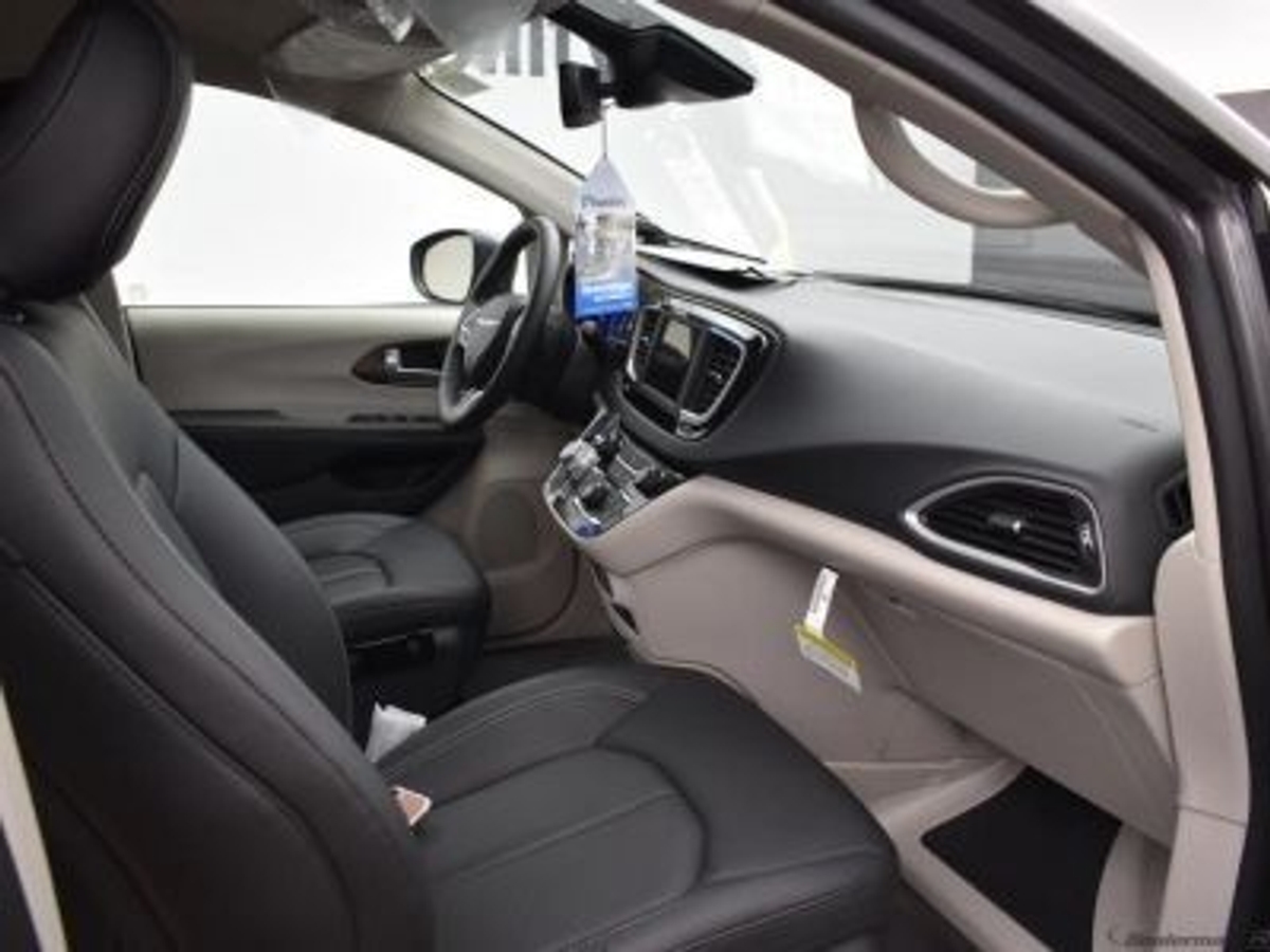 Grey Chrysler Voyager image number 5