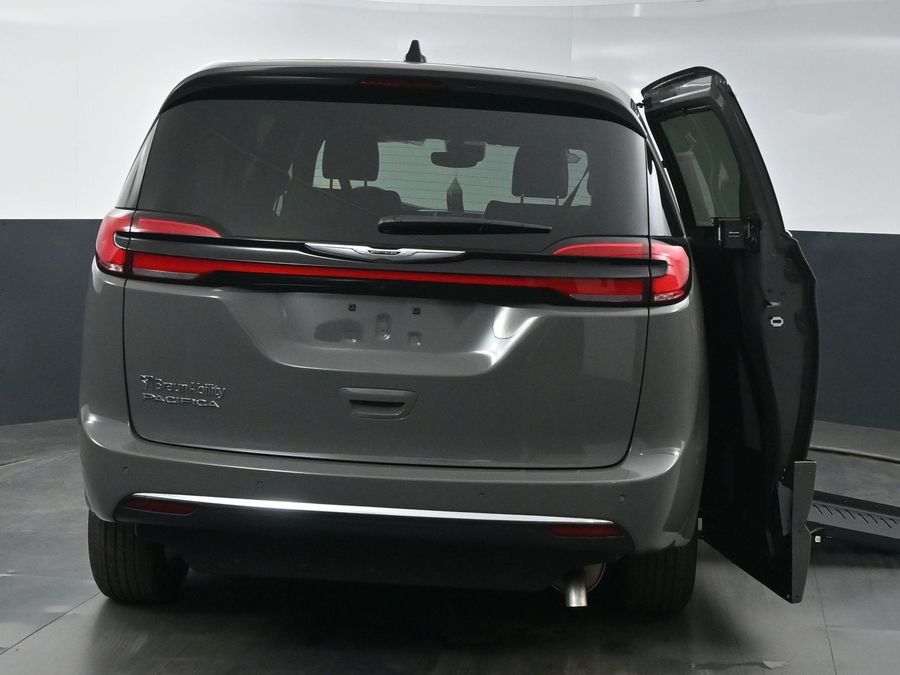 New 2025 Chrysler Pacifica Select Safety - BraunAbility Side Entry Entry Fold Out Automatic Ramp