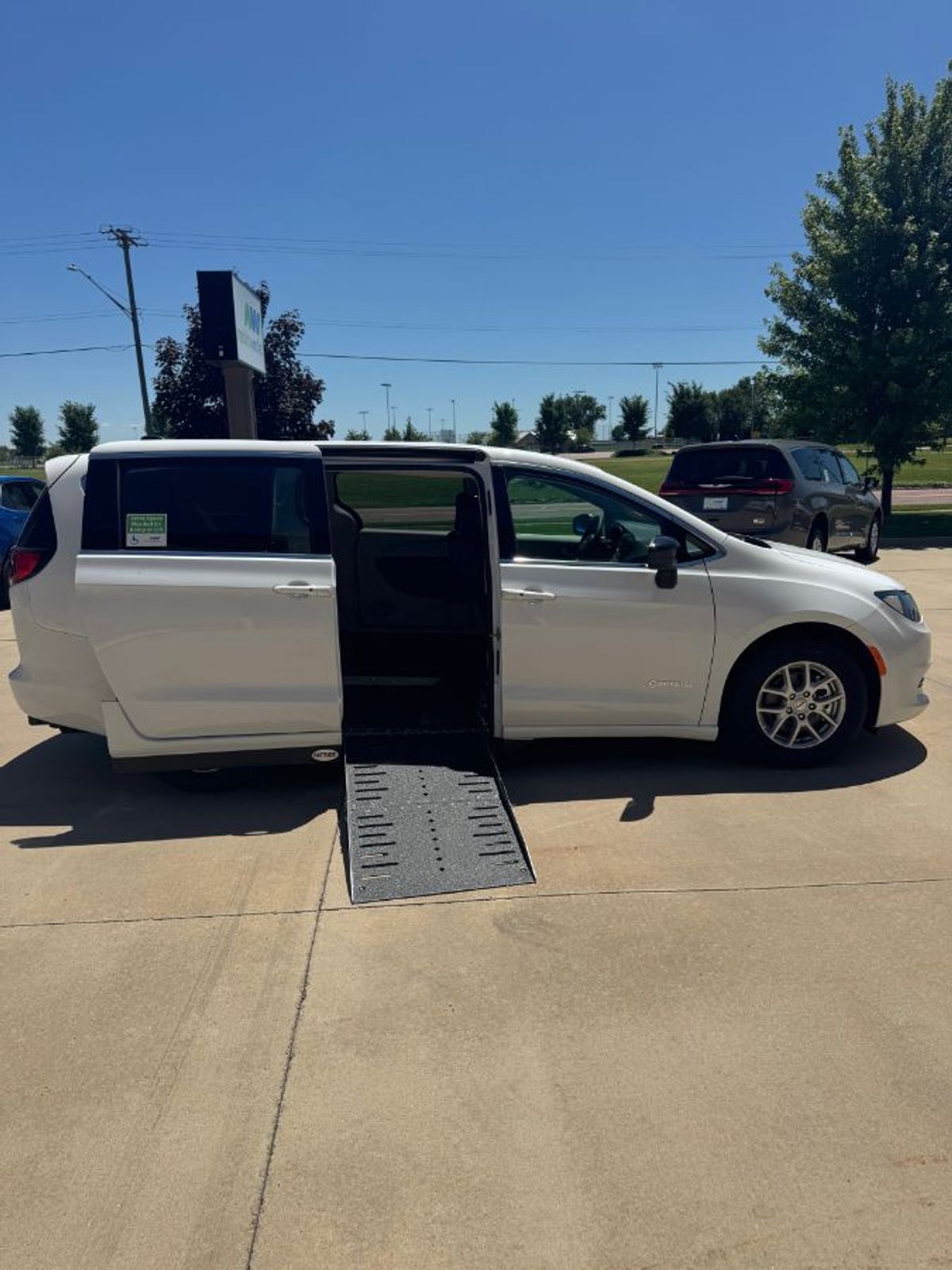 White Chrysler Voyager image number 7
