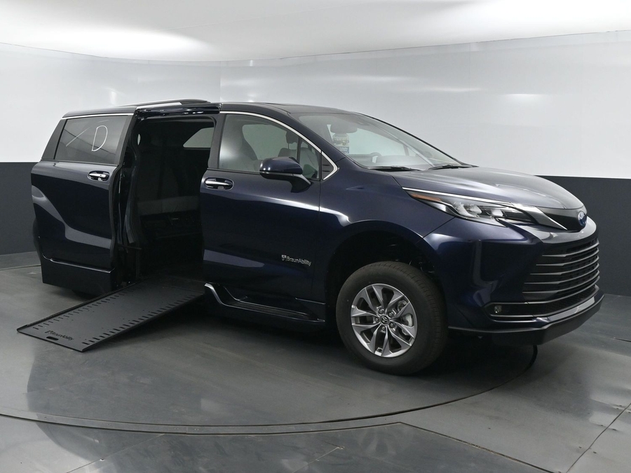 New 2025 Toyota Sienna Hybrid XLE Plus - BraunAbility Side Entry Entry In Floor Automatic Ramp