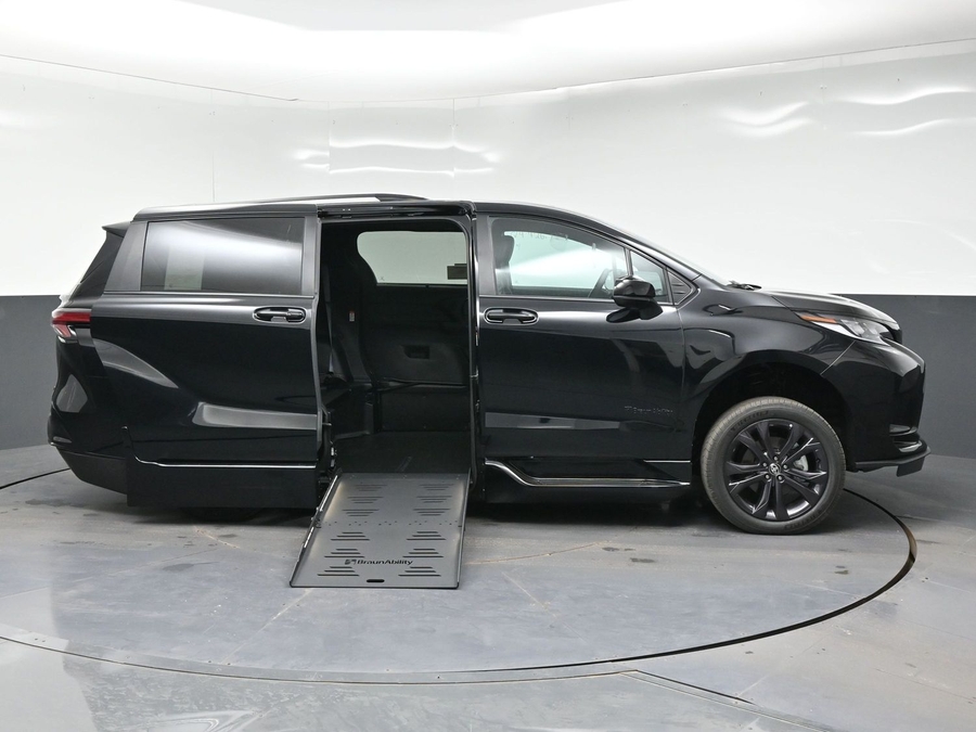 New 2026 Toyota Sienna Hybrid XSE Sport - BraunAbility Side Entry Fold Out Automatic Ramp
