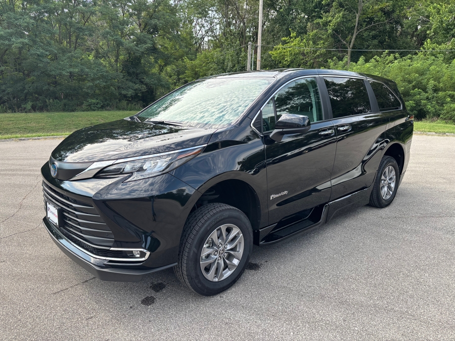 Used 2024 Toyota Sienna Hybrid XLE Plus - BraunAbility Side Entry In Floor Automatic Ramp