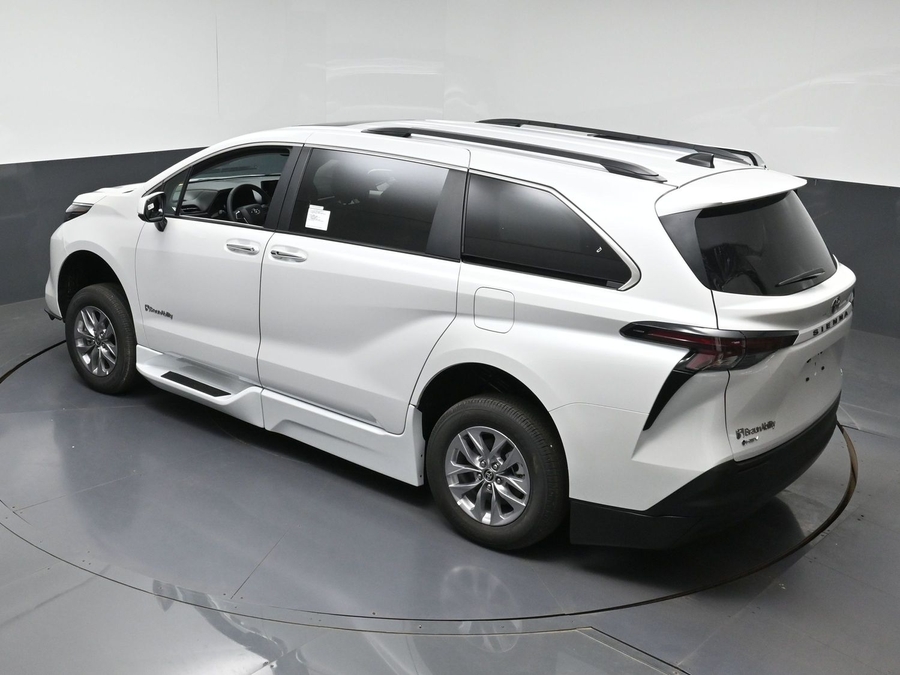 White Toyota Sienna image number 24