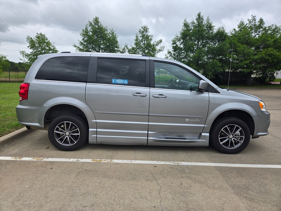 Used 2017 Dodge Grand Caravan SXT - BraunAbility Side Entry Entry In Floor Automatic Ramp