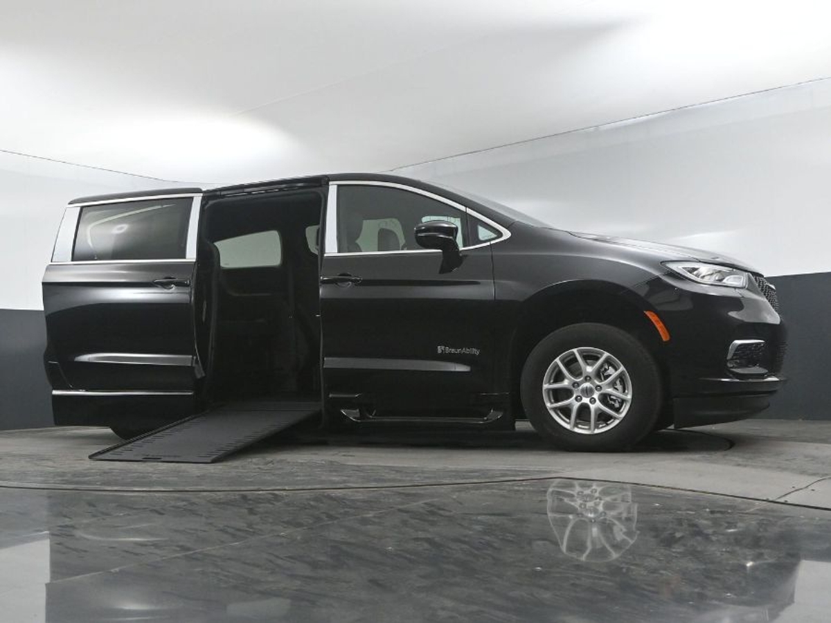 Black Chrysler Pacifica image number 18