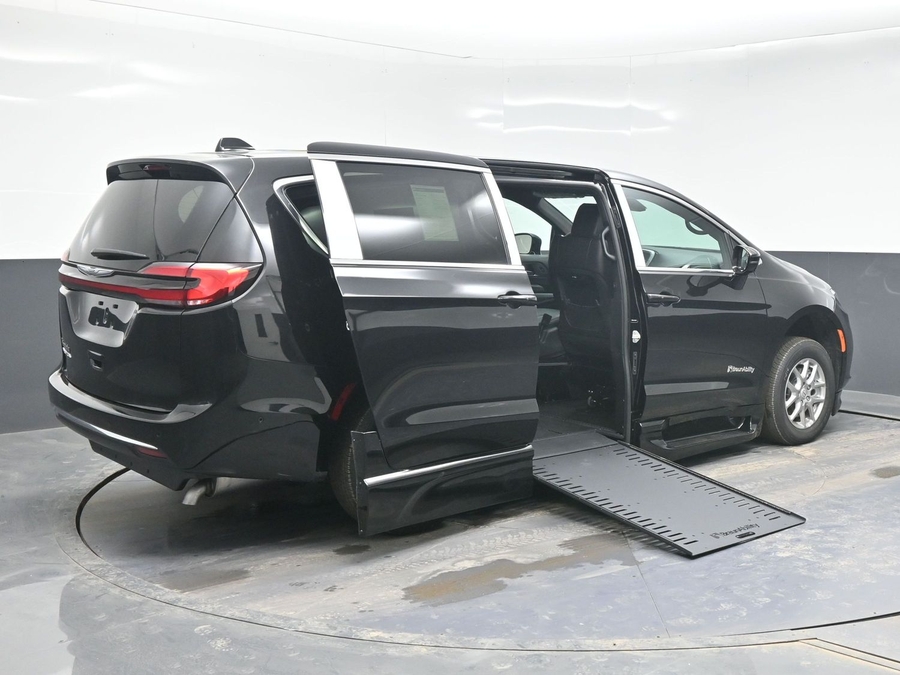 Black Chrysler Pacifica image number 6