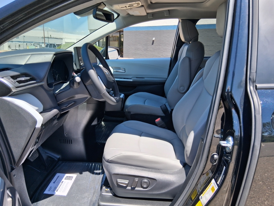 Black Toyota Sienna image number 20