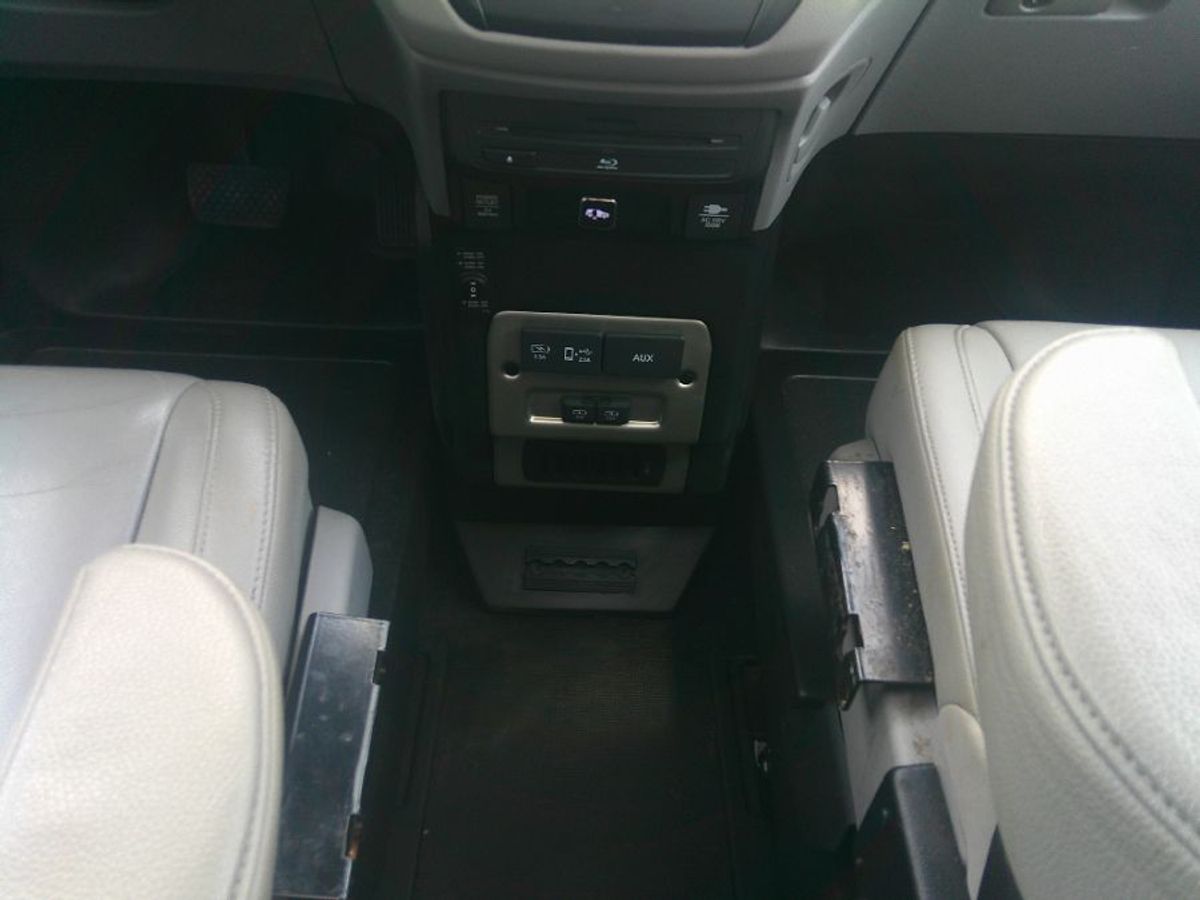 Black Honda Odyssey image number 12