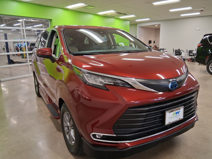 2016 Toyota Sienna XLE V6 8-Passenger's photo