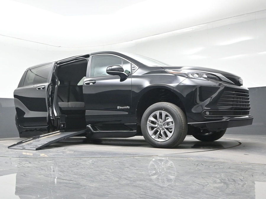 Black Toyota Sienna image number 15