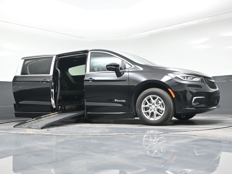 Black Chrysler Pacifica image number 18