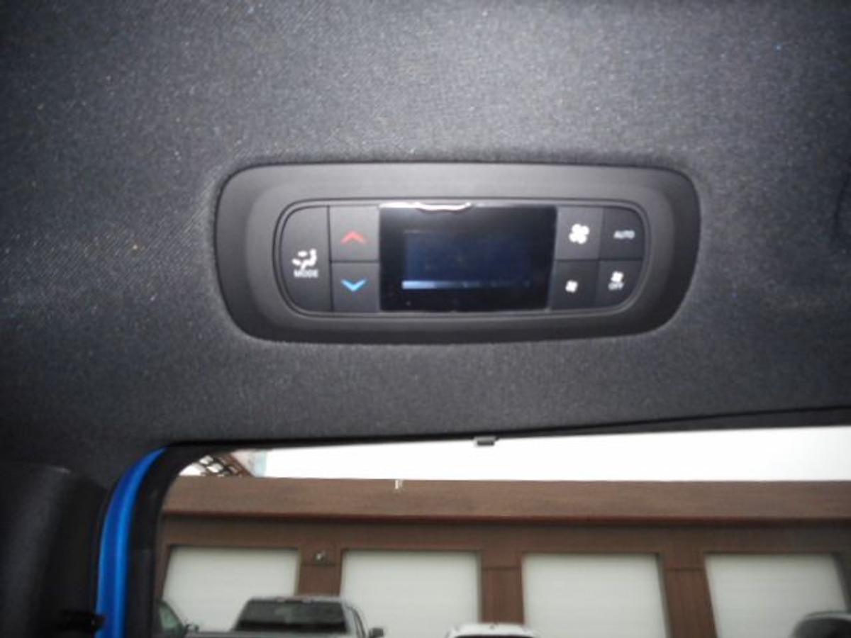 Blue Chrysler Pacifica image number 15