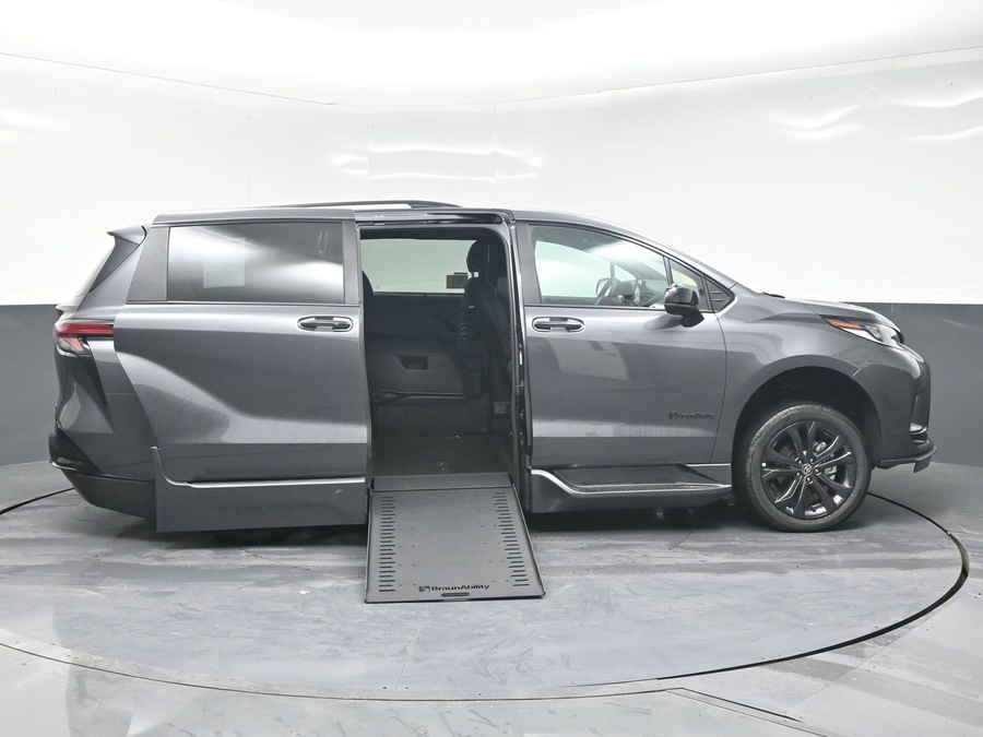 New 2025 Toyota Sienna Hybrid XSE Sport - BraunAbility Side Entry Entry In Floor Automatic Ramp