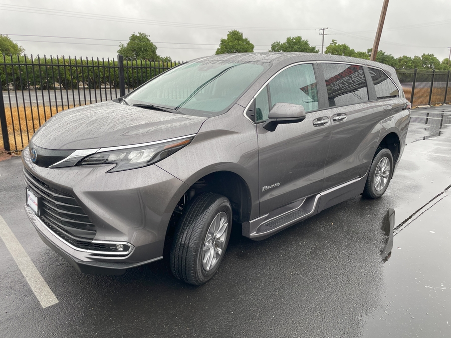 Used 2024 Toyota Sienna XLE - BraunAbility Side Entry Entry Fold Out Automatic Ramp