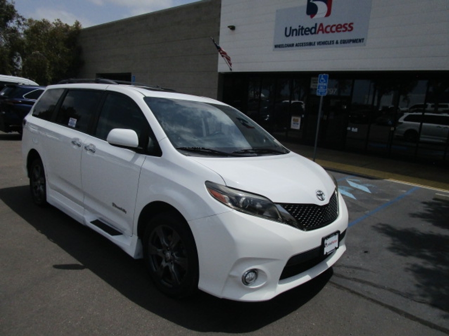 Used 2017 Toyota Sienna SE - BraunAbility Side Entry Entry In Floor Automatic Ramp