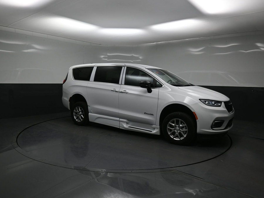 New 2026 Chrysler Pacifica Select Safety - BraunAbility Side Entry Fold Out Automatic Ramp
