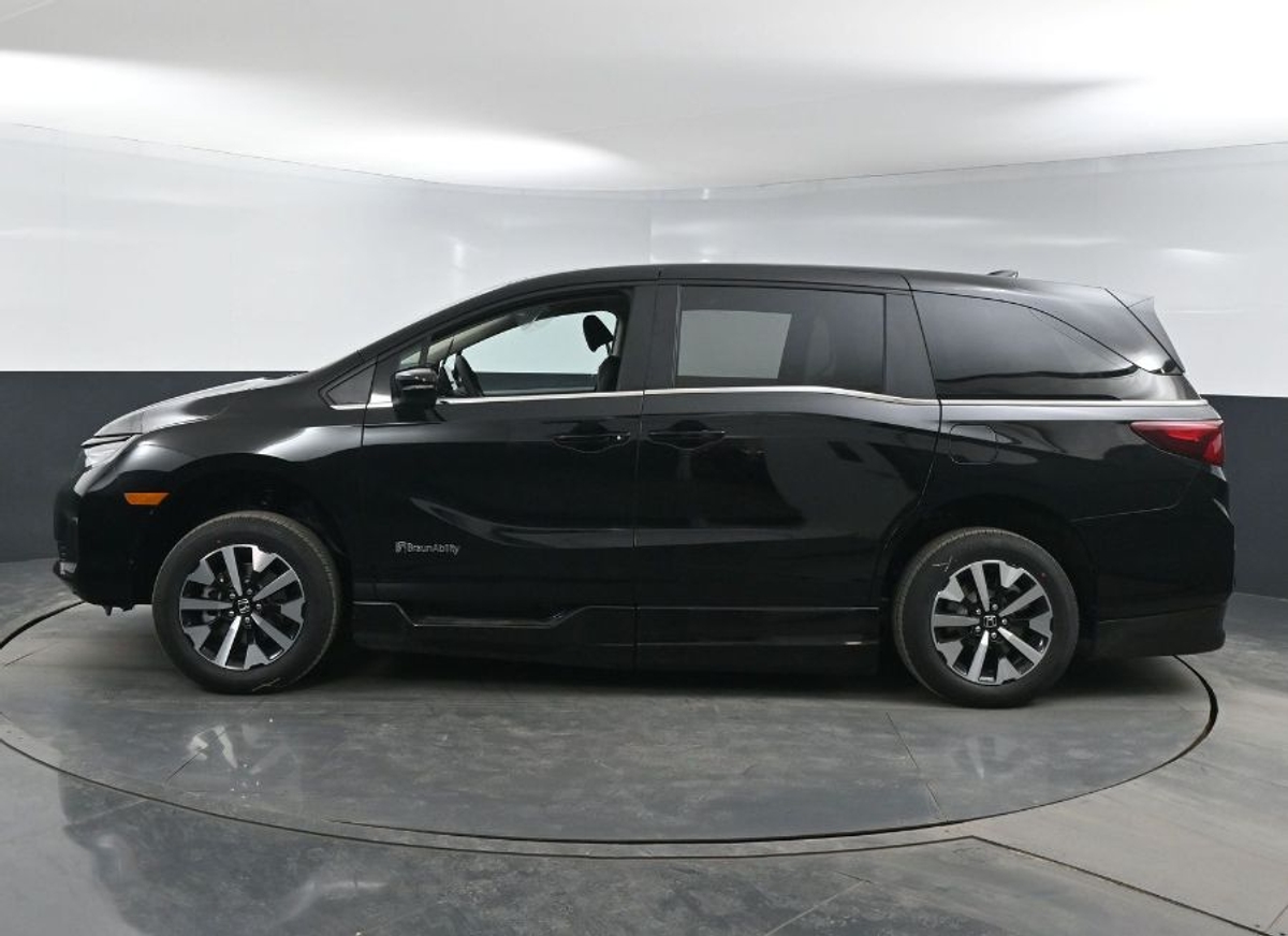 Black Honda Odyssey image number 4