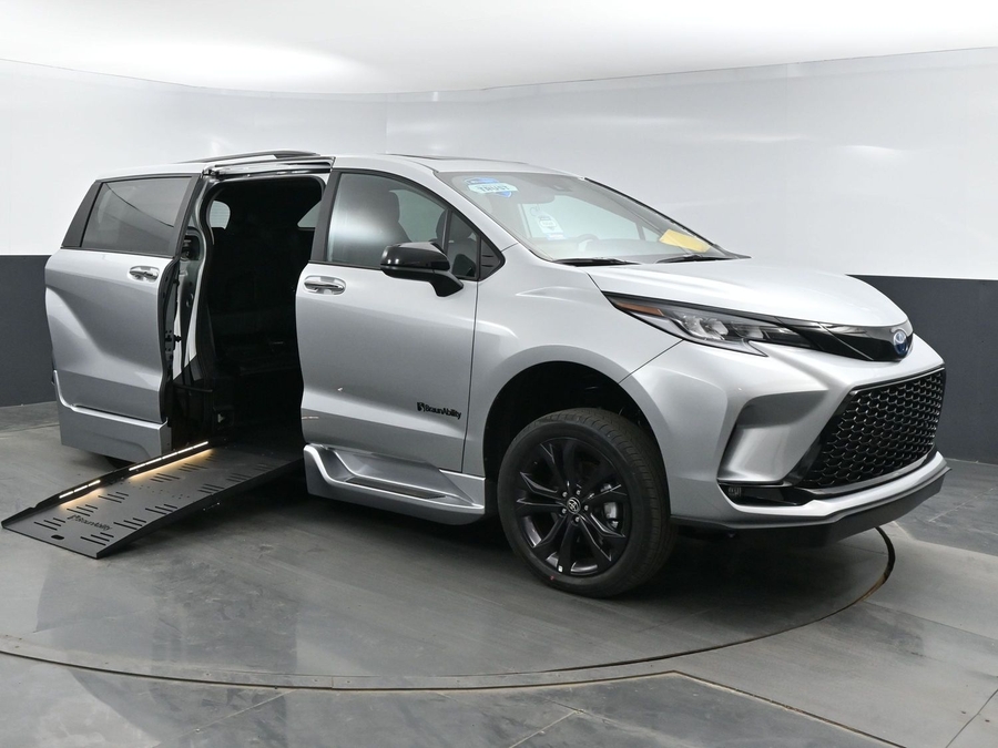 New 2025 Toyota Sienna Hybrid XSE Sport - BraunAbility Side Entry Entry Fold Out Automatic Ramp
