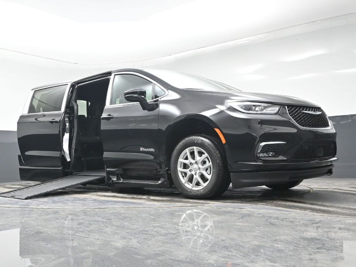 Black Chrysler Pacifica image number 18