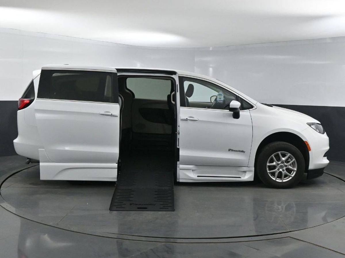 White Chrysler Voyager image number 7