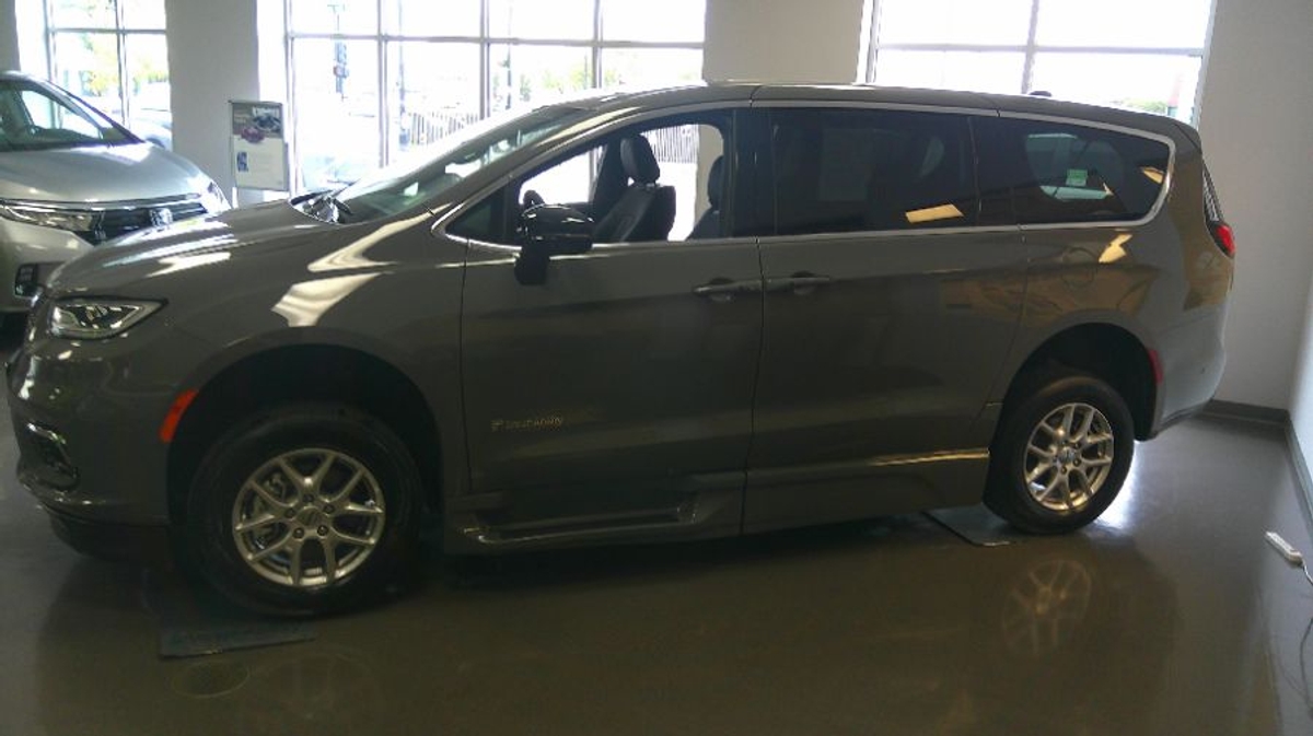 Grey Chrysler Pacifica image number 4