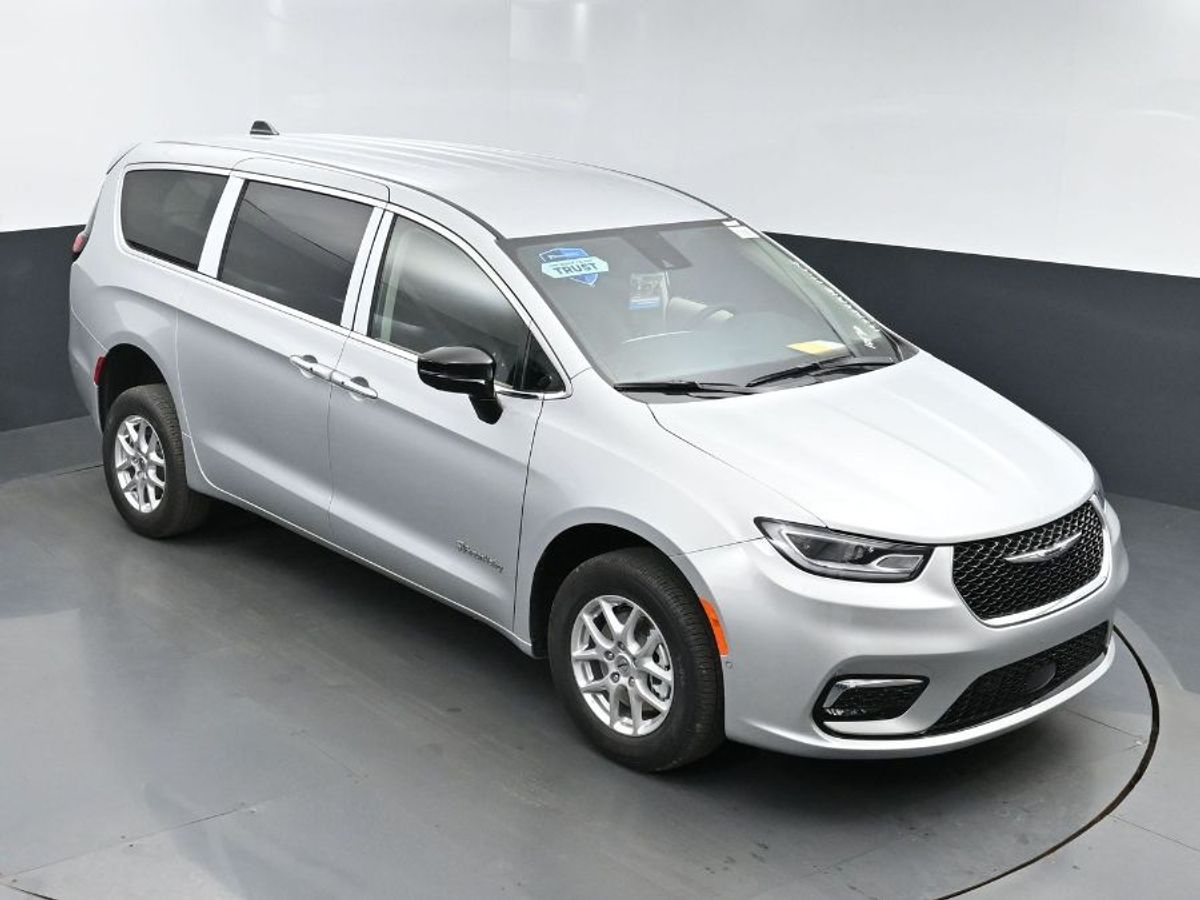 Silver Chrysler Pacifica image number 10