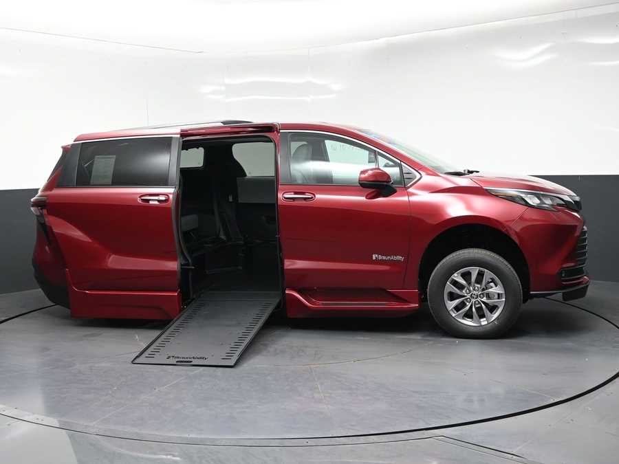 New 2026 Toyota Sienna Hybrid XLE Base - BraunAbility Side Entry In Floor Automatic Ramp