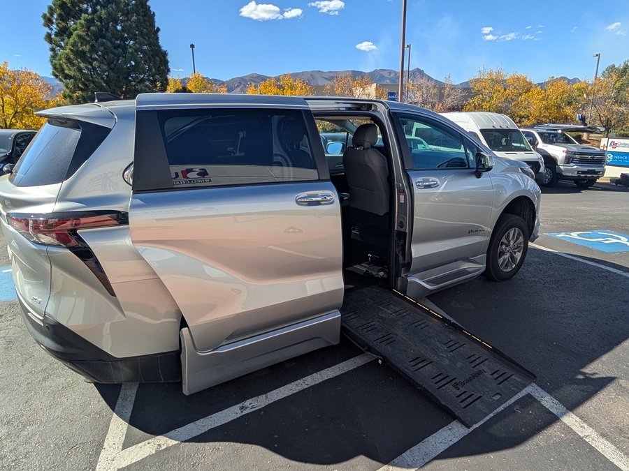 Used 2025 Toyota Sienna Hybrid XLE Base - BraunAbility Side Entry Fold Out Automatic Ramp