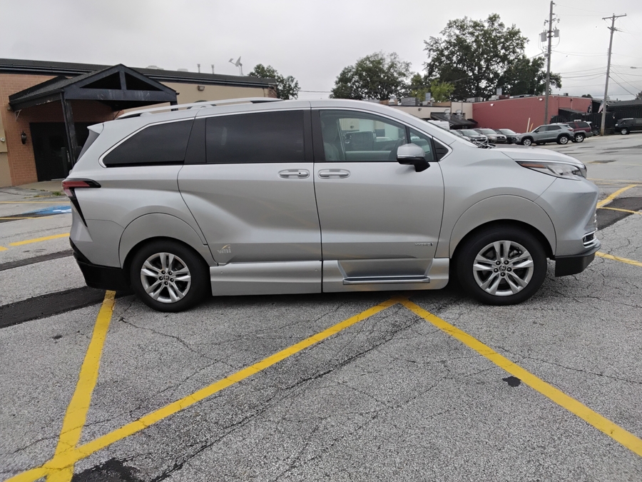 Silver Toyota Sienna image number 1