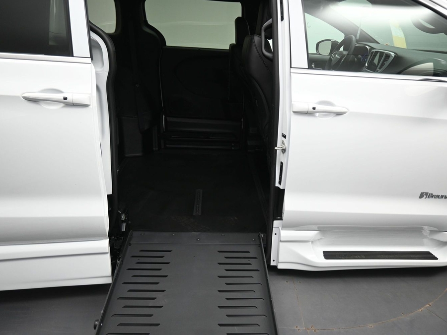 White Chrysler Pacifica image number 10