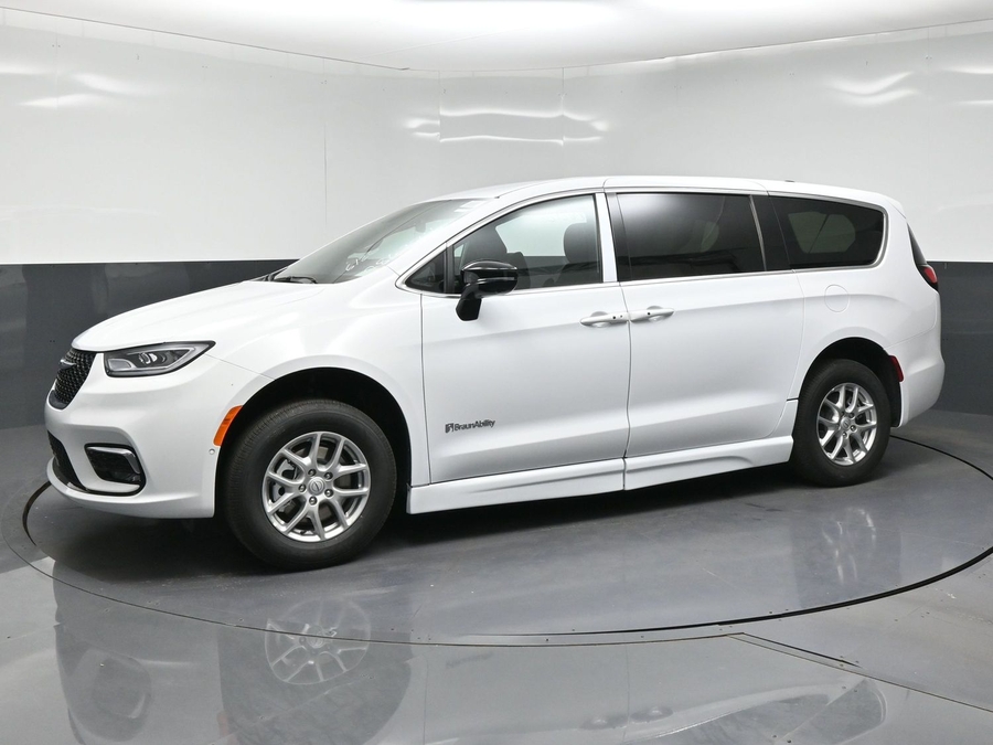 Chrysler Pacifica blanco con rampa plegable automática de entrada lateral