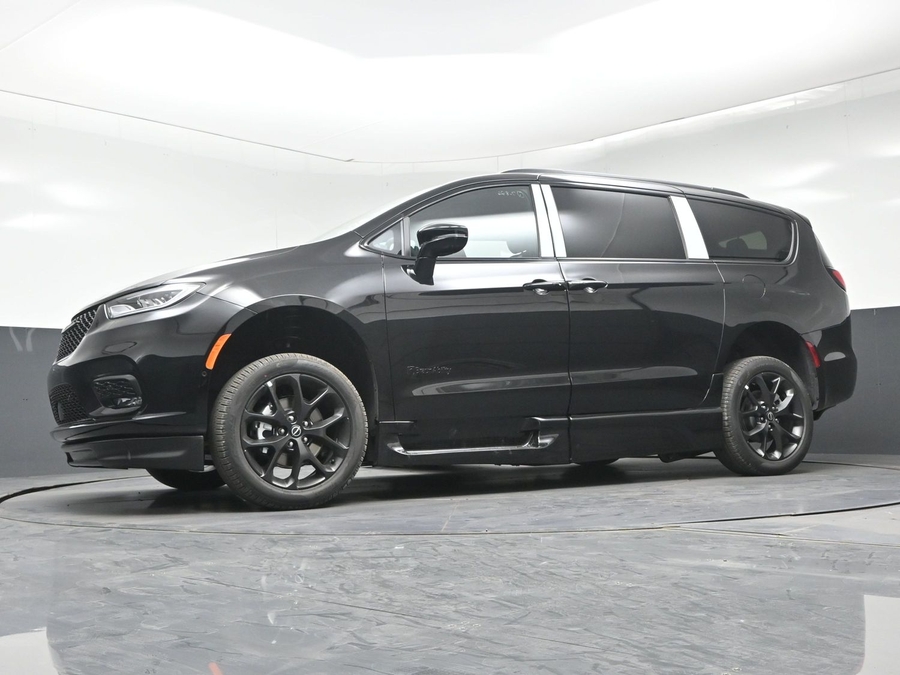 New 2026 Chrysler Pacifica Select Sport - BraunAbility Side Entry In Floor Automatic Ramp